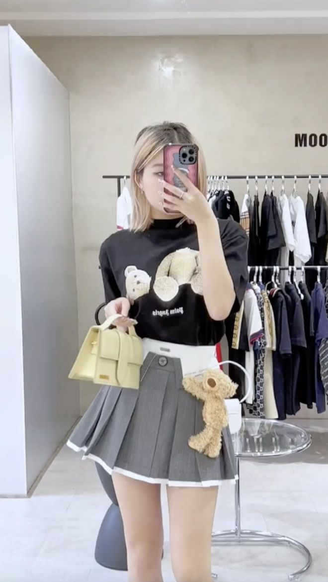 Trong một lần sắm Tết, hot TikToker Chao (Nguyễn Châu Anh) bật chế độ “rich kid” khi chi tới hơn 100 triệu mua những món đồ hiệu đắt đỏ. Nguồn ảnh: Instagram