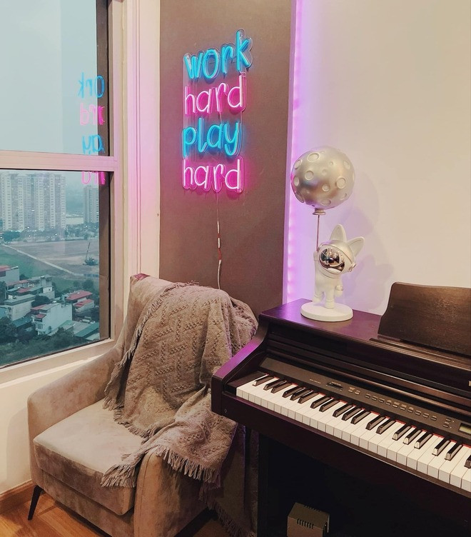 Nếu như ban ngày đó là nơi nữ MC thoải mái sáng tạo cho công việc thì ban đêm nó trở thành nơi livestream cực "xịn".