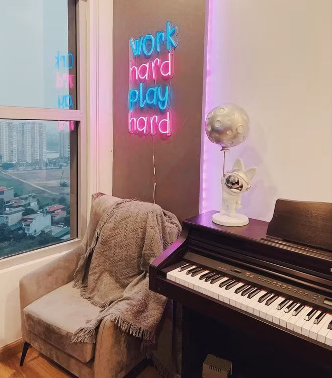 Nếu như ban ngày đó là nơi nữ MC thoải mái sáng tạo cho công việc thì ban đêm nó trở thành nơi livestream cực "xịn".