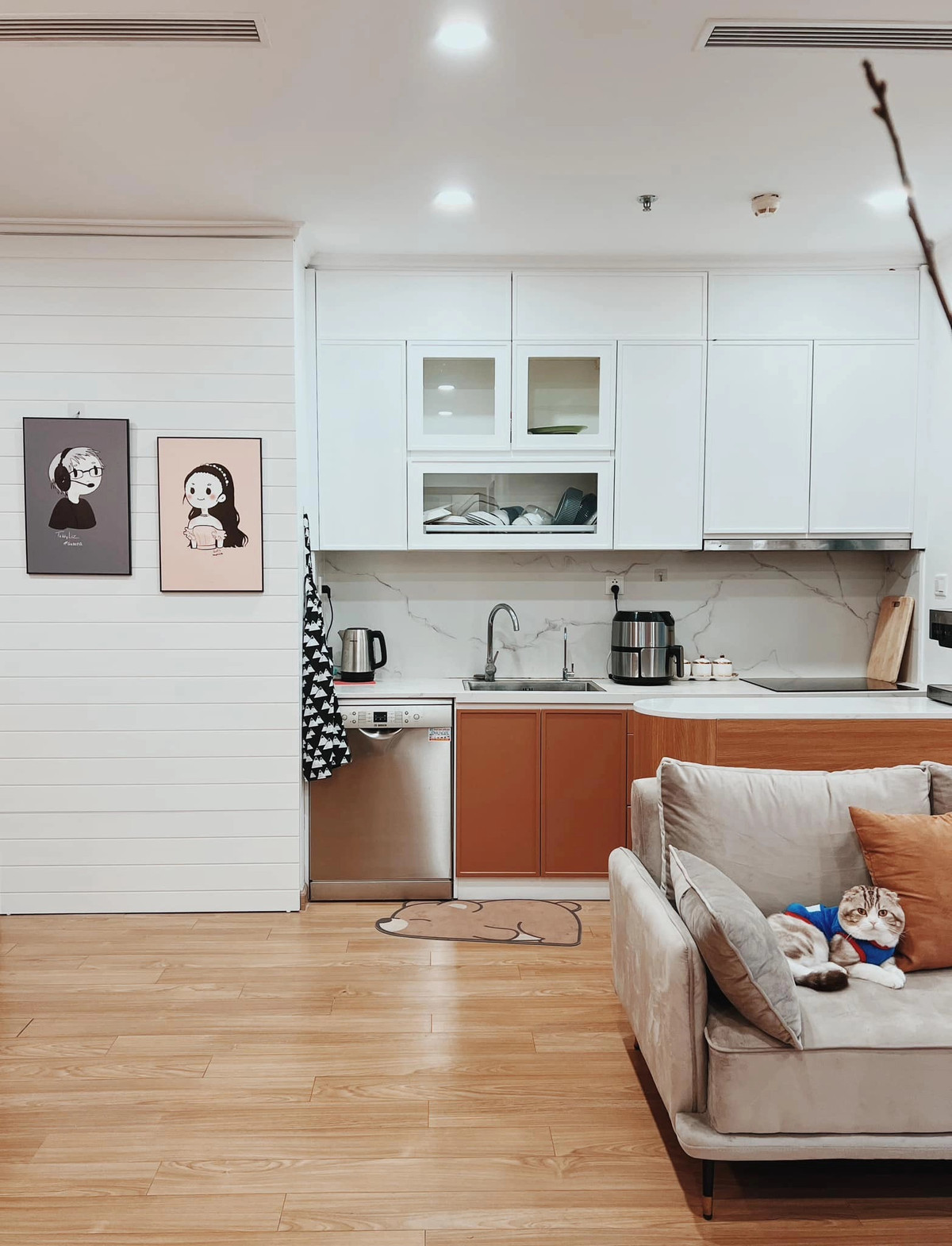 Khu bếp tiện nghi với gam màu trắng sang trọng.