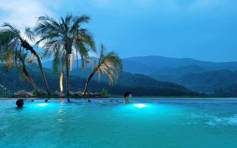 Những giây phút thư giãn tại biệt thự đẹp như mơ của vợ chồng Mạnh Trường khiến nhiều người ao ước. Nguồn ảnh: FBNV