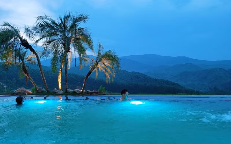 Những giây phút thư giãn tại biệt thự đẹp như mơ của vợ chồng Mạnh Trường khiến nhiều người ao ước. Nguồn ảnh: FBNV