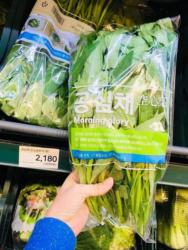 Còn tại Hàn Quốc, một hộp rau muống nhỏ tại đây có giá lên tới 3.990 won (khoảng 80.000 đồng). Ảnh: Facebook