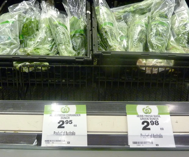 Tại các siêu thị lớn ở Úc, một bó rau mùi nhỏ có giá 2,95 USD (khoảng 70.000 đ), với "nhiều cành mà ít lá". Người bản xứ với thu nhập phù hợp cũng cho rằng rau mùi ở Úc thực sự rất đắt. Ảnh: Dân Việt