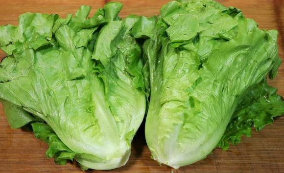 Tại nhiều siêu thị ở Nhật, rau xà lách được liệt vào hàng rau “cao cấp”, có giá từ khoảng 70.000 đồng/bó. Ảnh: Internet