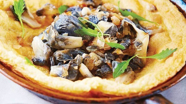 Sau khi tách từng mảng huitlacoche ra khỏi bắp, chúng sẽ được chế biến thành các món ăn truyền thống đậm đà hương vị như món khai vị quesadillas, bánh ngô tamales, súp, hoặc taco. Ảnh: Getty