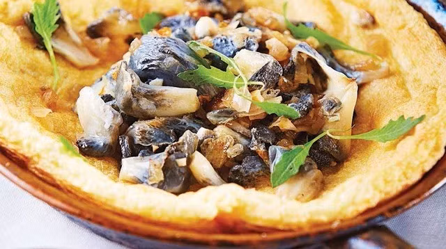 Sau khi tách từng mảng huitlacoche ra khỏi bắp, chúng sẽ được chế biến thành các món ăn truyền thống đậm đà hương vị như món khai vị quesadillas, bánh ngô tamales, súp, hoặc taco. Ảnh: Getty