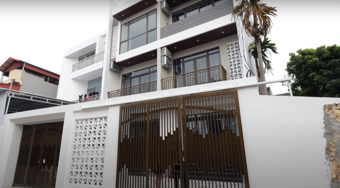 Ngoài mặt tiền có màu trắng chủ đạo với nhiều chi tiết ốp gạch.