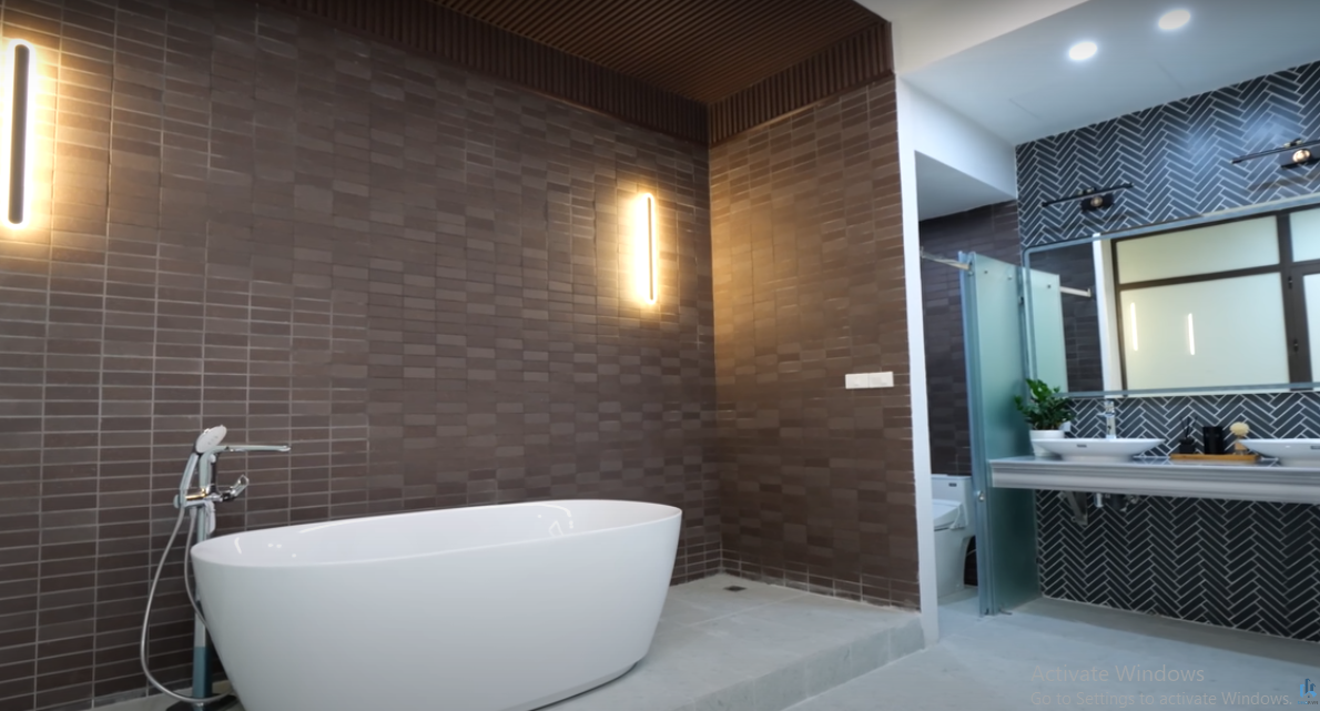 Phòng tắm lớn được lát gạch chống trơn, cùng nội thất hiện đại.