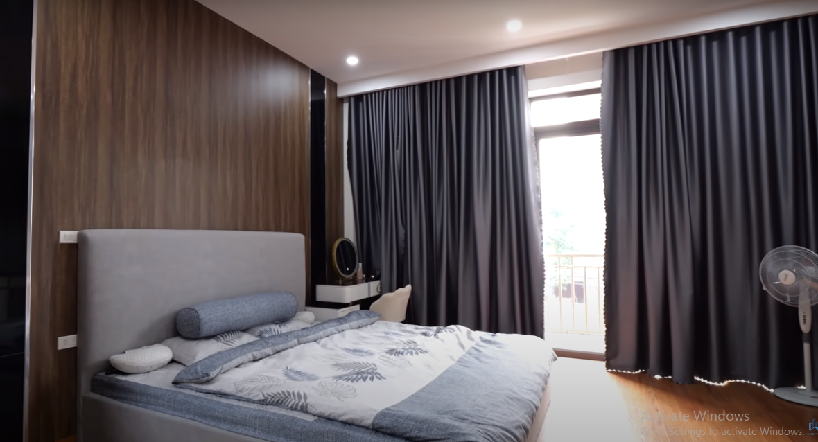 Phòng ngủ trên tầng 2 rộng rãi và thoáng đãng với cửa kính lớn.