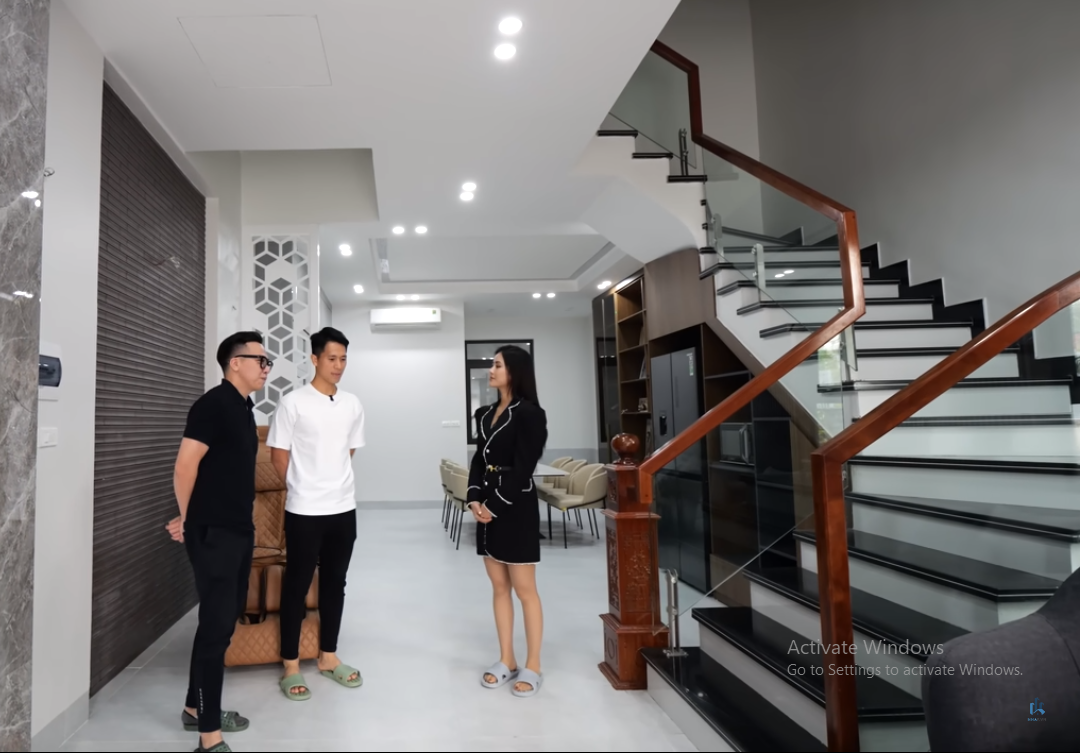 Ngôi nhà của Đình Trọng gồm có 3 tầng, 1 tum. Cầu thang gỗ, lan can kính hiện đại dẫn lên các tầng.