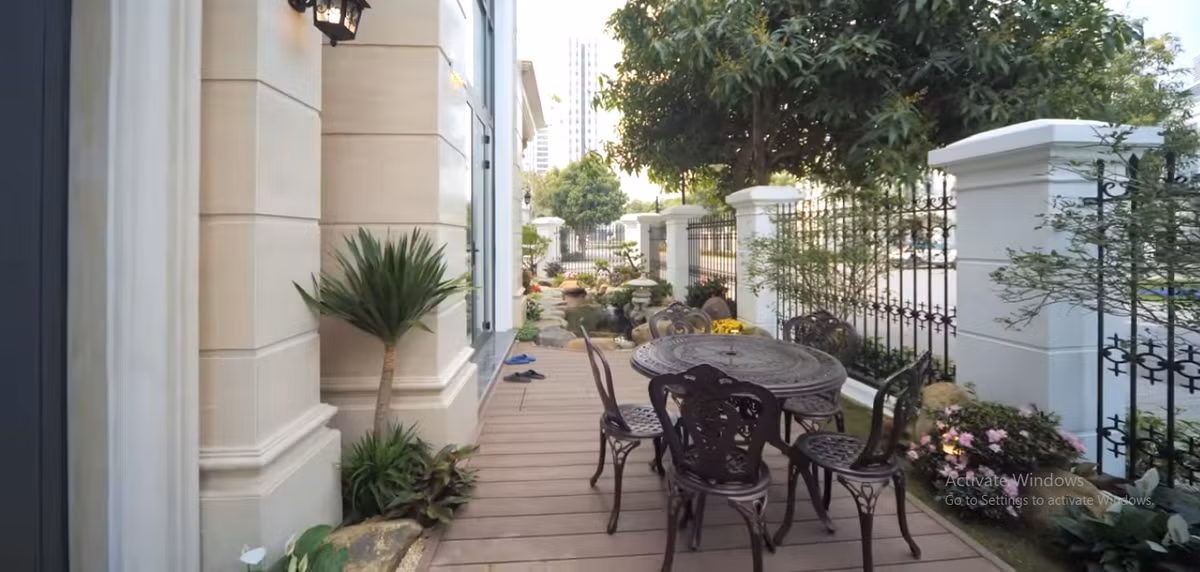 Bàn tiếp khách ngoài trời. Nguồn ảnh: chụp màn hình NhaTO