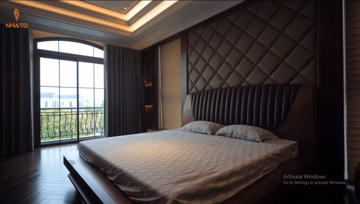 Phòng ngủ master rộng 100m2, 3 phía đều có cửa sổ và được trang bị hệ thống sưởi sàn.