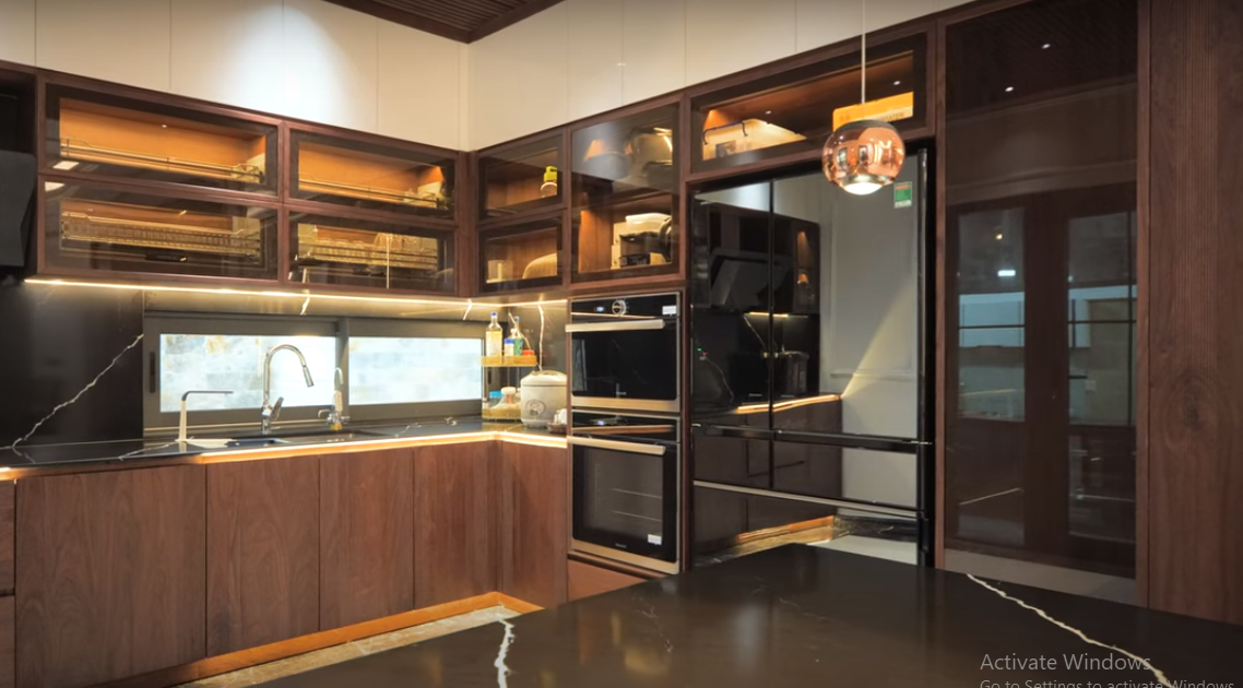 Khu bếp hiện đại, có thể điều chỉnh ánh sáng theo nhu cầu.