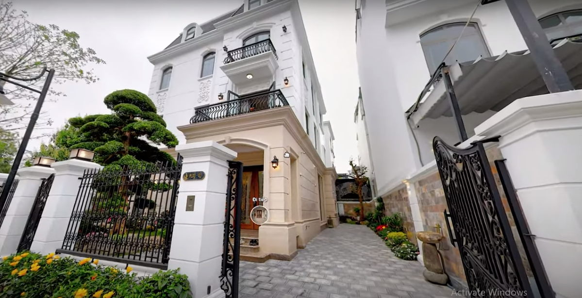 Kênh YouTube NhaTo vừa giới thiệu một căn biệt thự 2 mặt tiền trong khu đô thị cao cấp ở Hà Nội.