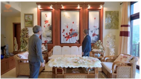 Trong nhà được trang trí nhà bằng các khối đá ngọc.