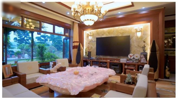 Phòng khách đặt chiếc bàn ngọc độc đáo. Nguồn ảnh: Chụp màn hình NhaTO