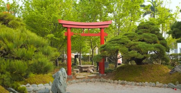 Vườn anh đào kết hợp với các hình ảnh cây thông, cổng Torii, tạo nên một không gian tổng thể rất "Nhật".
