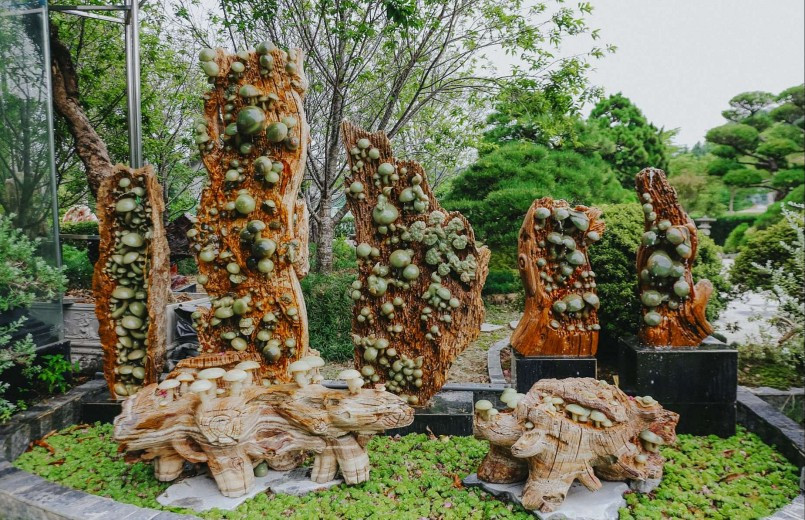 Tại bất cứ khu vực nào trong căn biệt thự cũng có thể thấy các tác phẩm được làm từ đá và ngọc, được điêu khắc vô cùng tinh xảo và tỉ mỉ.