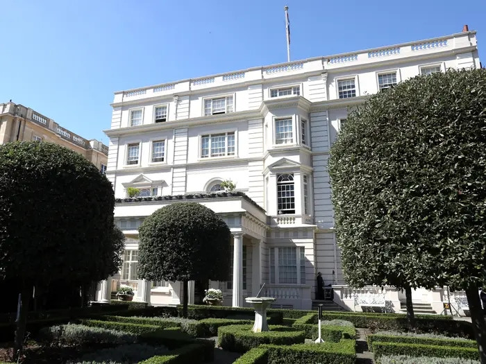 Clarence House ở London là nơi Vua Charles lll đã sống những năm đầu đời từ năm 1948 cho đến khi mẹ ông trở thành nữ hoàng vào năm 1952. Bất động sản này ước tính trị giá khoảng 72 triệu đô la, tương đương 57,7 triệu bảng Anh. Ảnh: Getty