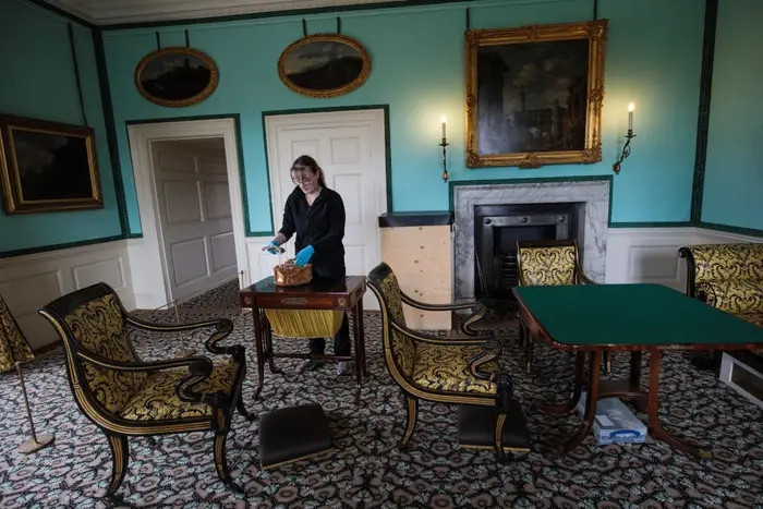 Tòa nhà gồm 4 tầng này là cung điện hoàng gia nhỏ nhất ở Anh. Cung điện có ba phòng ngủ đã được tân trang, một phòng ăn, phòng ăn sáng, phòng vẽ, thư viện và phòng vẽ. Ảnh: Getty