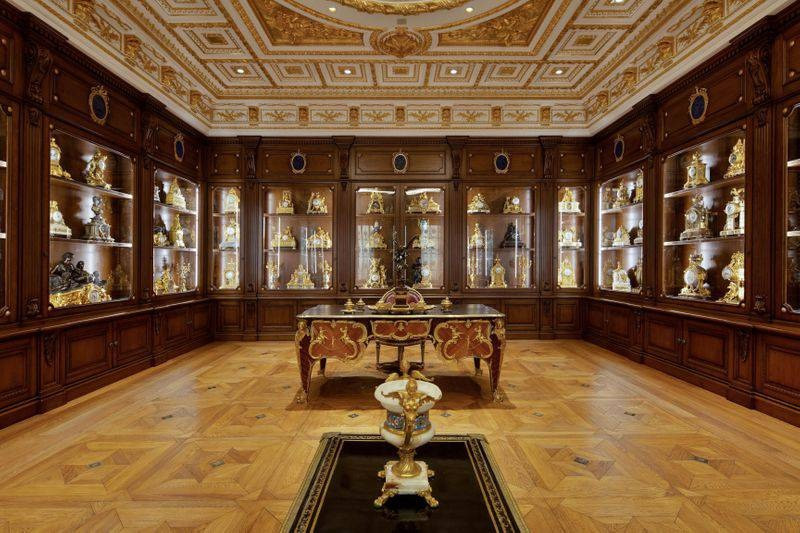 Bên trong biệt thự còn có nhà để xe với sức chứa 15 ô tô, 19 phòng tắm và 5 phòng ngủ.