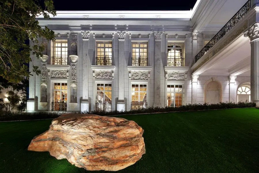 Các đại lý bất động sản gọi đây là Cung điện Cẩm thạch, đồng thời là bất động sản nhà ở có giá cao nhất tại Dubai.