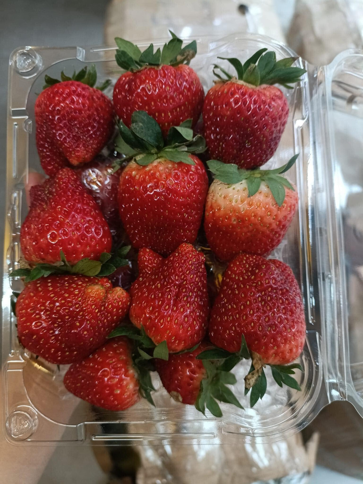 Chia sẻ trên Dân Trí, ông Hà Như Huệ, Giám đốc Sở Nông nghiệp và Phát triển Nông thôn tỉnh Sơn La cho biết, Sơn La đang rộ vụ, nhưng không có mức giá rẻ như ở thị trường Hà Nội. Ảnh: Facebook