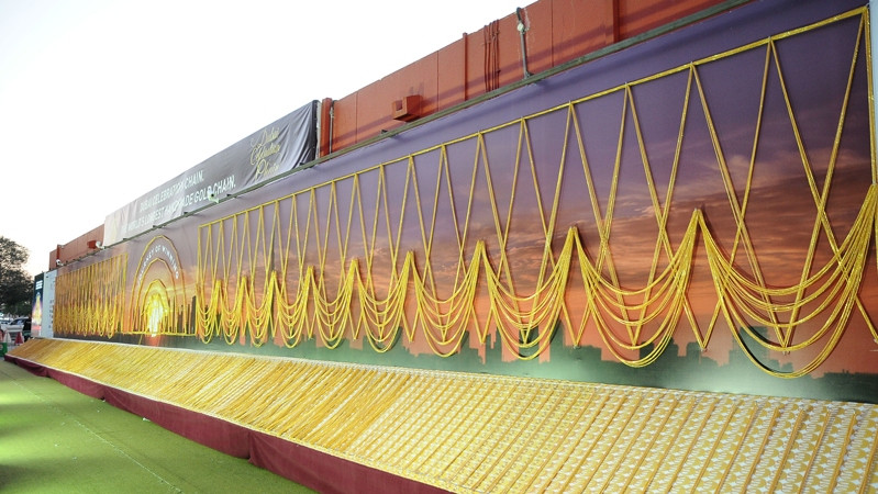 Trong quá khứ, chợ vàng Dubai còn nổi tiếng vì một lý do đáng tự hào khác. Theo đó, người thợ kim hoàn tại Gold Souk đã phá kỷ lục Guinness thế giới bằng cách tạo ra sợi dây chuyền vàng thủ công dài nhất vào năm 1999. Ảnh: Flashydubai