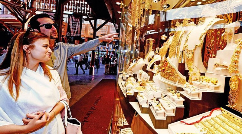 Du khách có thể dành nhiều thời gian để lựa chọn đồ trang sức nhưng hãy cố gắng cẩn thận. Bởi, người bán có thể bán cho bạn vàng với giá rẻ hơn. Tuy nhiên, chúng có thể không tuân thủ các quy tắc và quy định của chính phủ. Ảnh: Flashydubai