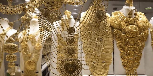 Giá luôn thấp hơn thị trường nên chợ vàng Dubai thu hút đông khách du lịch và người kinh doanh vàng. Thậm chí, người ta có thể mua những đồ trang sức bằng vàng rẻ nhất thế giới tại đây. Ảnh: Scotsman