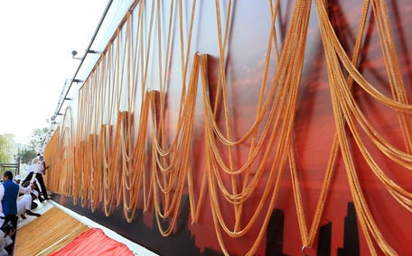 Nhóm thợ kim hoàn tạo ra một sợi dây chuyền dài 4,2 km bao gồm 22 karat vàng. Chuỗi này được thiết kế cho lễ hội mua sắm ở Dubai, sau đó đã bị cắt ngắn và được 9600 người mua, thay đổi thành nhiều vòng tay và vòng cổ. Ảnh: Flashydubai