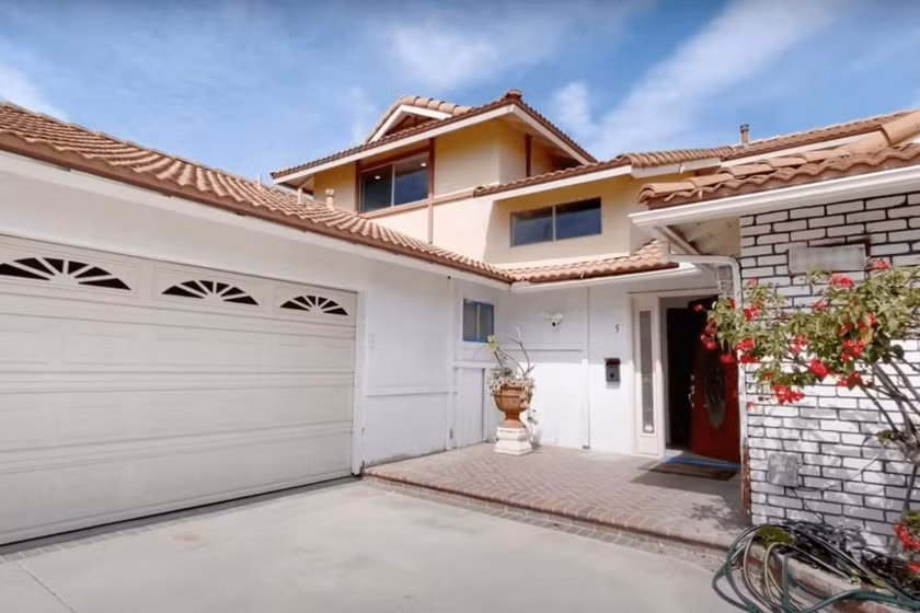 Ngôi nhà mới có giá hơn 1,2 triệu USD gồm hai tầng, tông màu chủ đạo trắng - nâu, mang phong cách cổ điển. Ảnh chụp màn hình