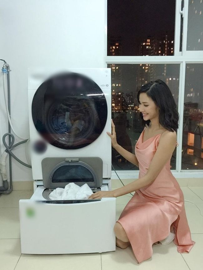 Chia sẻ với báo giới, Á hậu Hoàn vũ Việt Nam 2017 cho biết, số tiền cô mua đất, xây nhà là sự nỗ lực, cố gắng của mình trong suốt những năm qua.