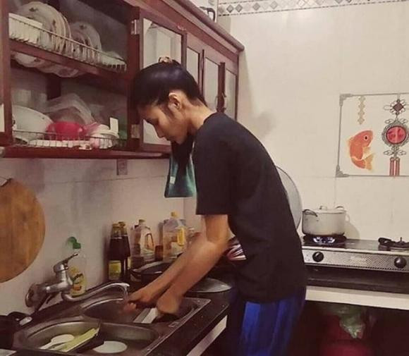 Vài năm trước, gia đình Á hậu Hoàng Thuỳ ở nông thôn nhưng vẫn phải đi thuê nhà vì quá nghèo. Khi bị người ta đòi, bố mẹ cô xin họ cho dựng một túp lều để ở.