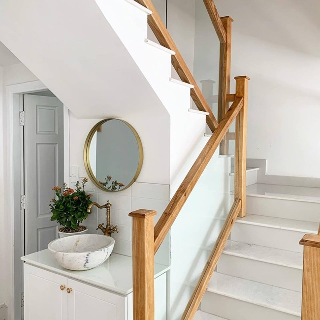 Hiện tại, Hoàng Thuỳ ở trong một căn nhà tại TP HCM do chính cô tự lên ý tưởng thiết kế ấn tượng.