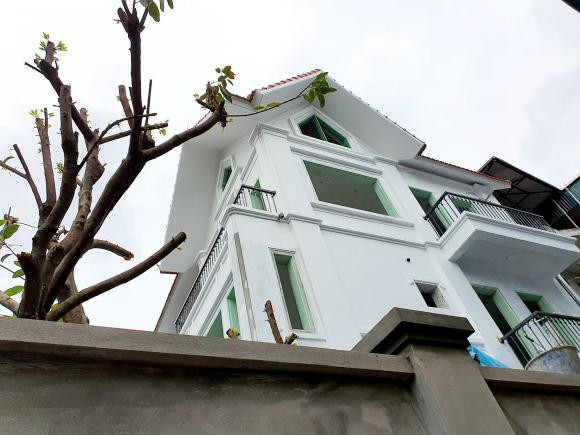 Việt Khuê cũng tiết lộ được bố cho đất và tiền để làm nhà.