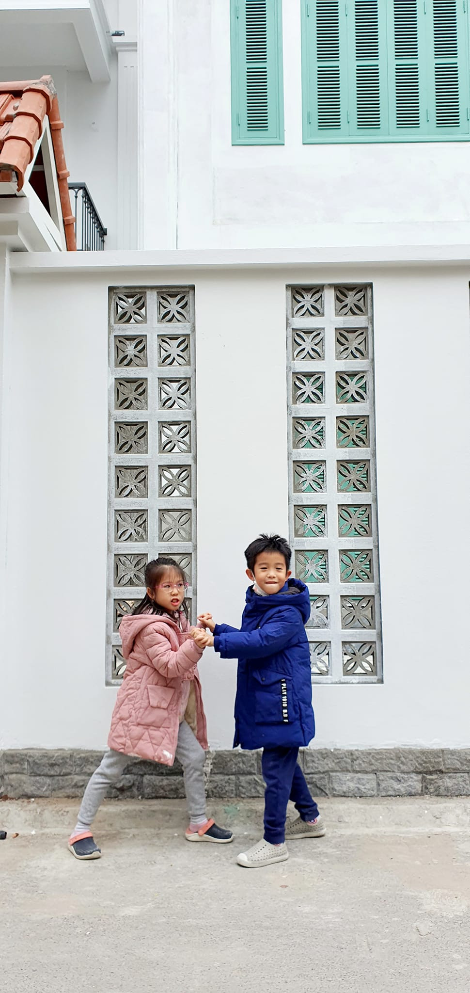 Bức tường phía ngoài được trang trí bằng gạch bông gió