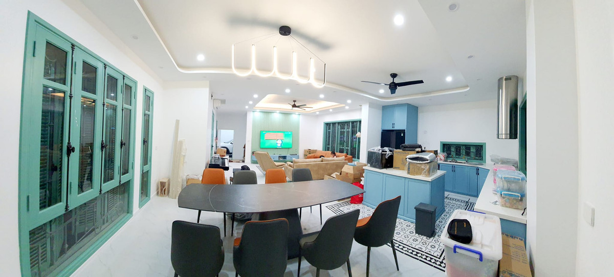 Khu vực bếp, bàn ăn thông với phòng khách.