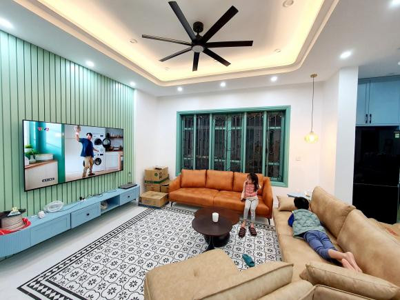 Không gian phòng khách rộng rãi và thoáng đãng.