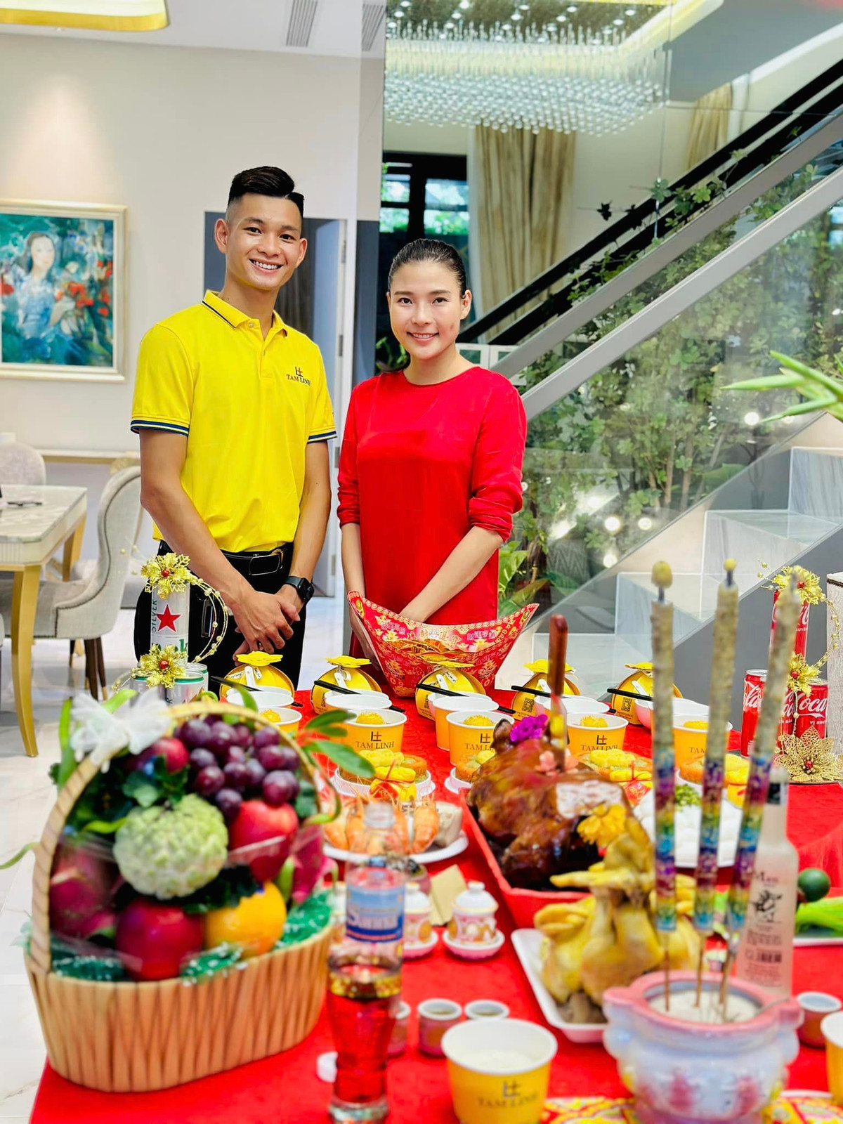 Mới đây, Thúy Diễm khoe hình ảnh lễ cúng nhập trạch. Nhiều nghệ sĩ vào chúc mừng cặp đôi nổi tiếng dọn về cơ ngơi mới.