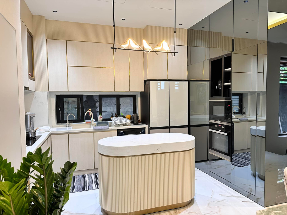 Khu bếp xinh xắn mang tông trắng chủ đạo.