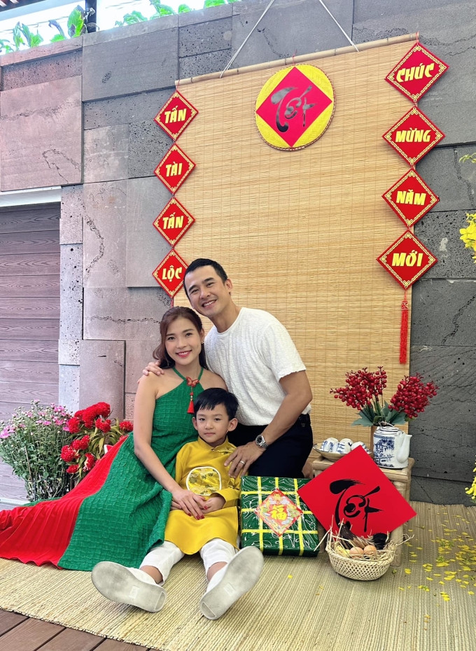 Trước đó, dịp Tết 2023 vừa qua, vợ chồng Thúy Diễm - Lương Thế Thành hạnh phúc khi đón cái Tết đầu tiên ở căn biệt thự rộng 200 m2 mới xây ở thành phố Thủ Đức.