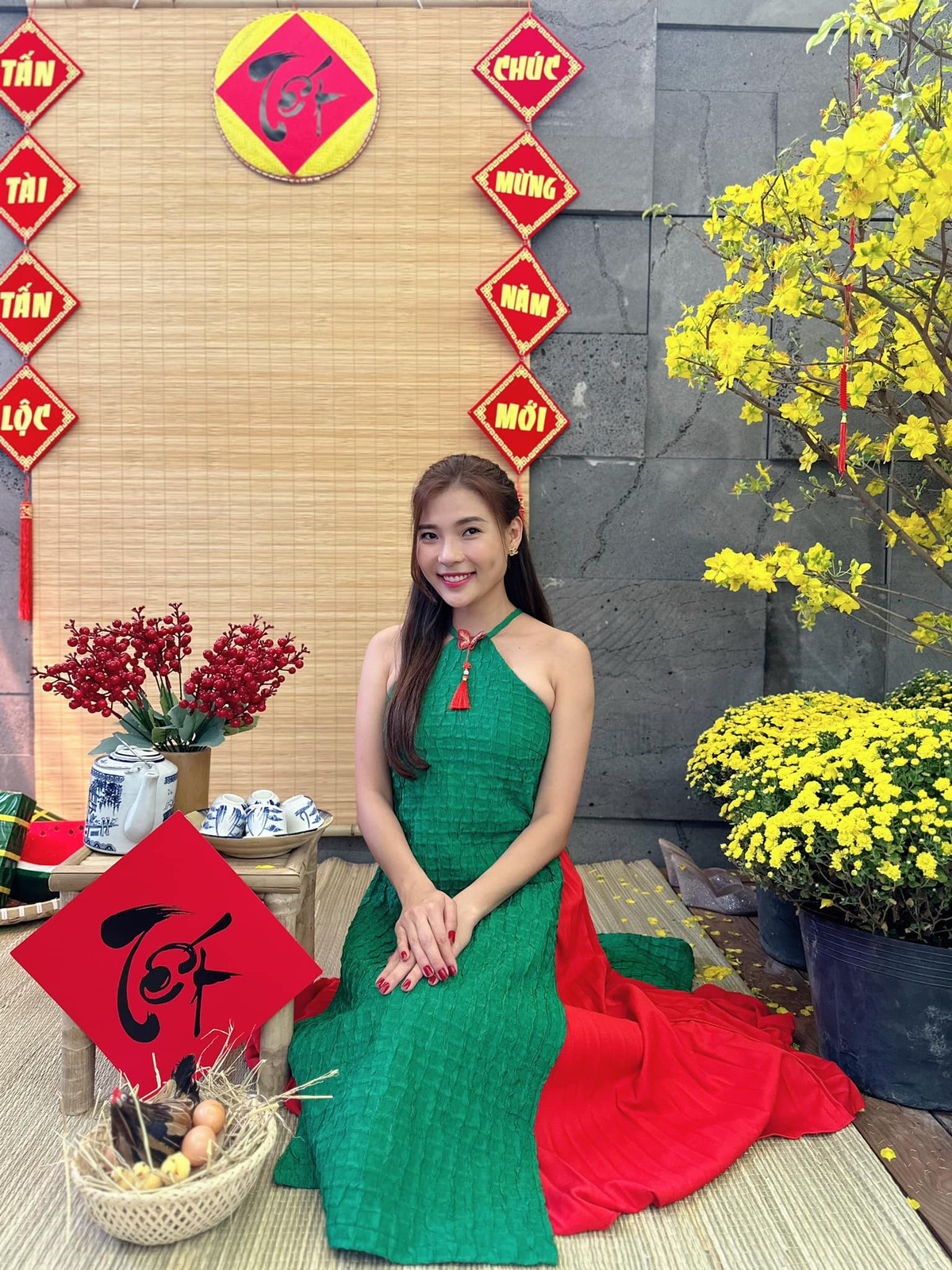 Năm đầu tiên ở nhà mới, Lương Thế Thành - Thúy Diễm đầu tư background chủ đề Tết để chụp ảnh.