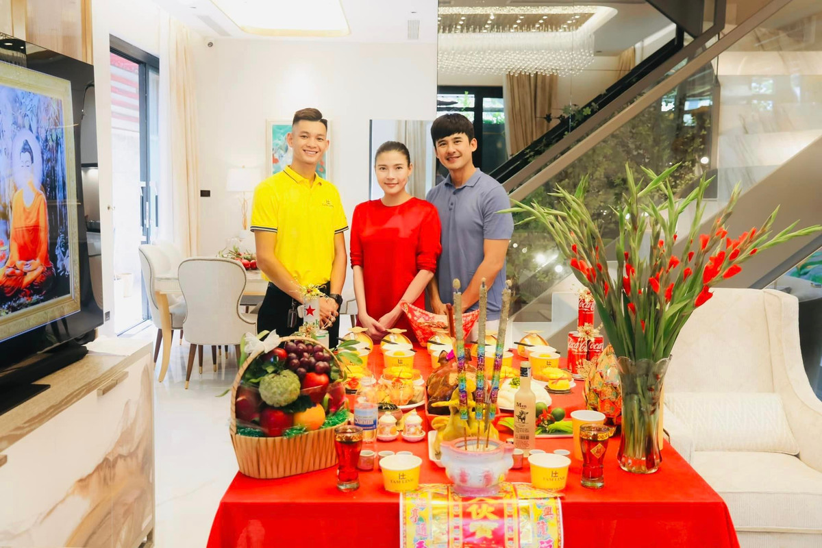 Ngoài kệ tivi, bàn ăn, sofa mang màu sáng sủa, phòng khách còn trang trí tranh treo tường đầy nghệ thuật và đèn trần lung linh...