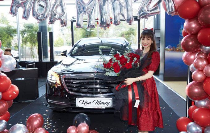 Năm 2020, Hòa Minzy tự thưởng cho bản thân một chiếc Mercedes-Benz trị giá 5 tỷ đồng. Ảnh: FBNV
