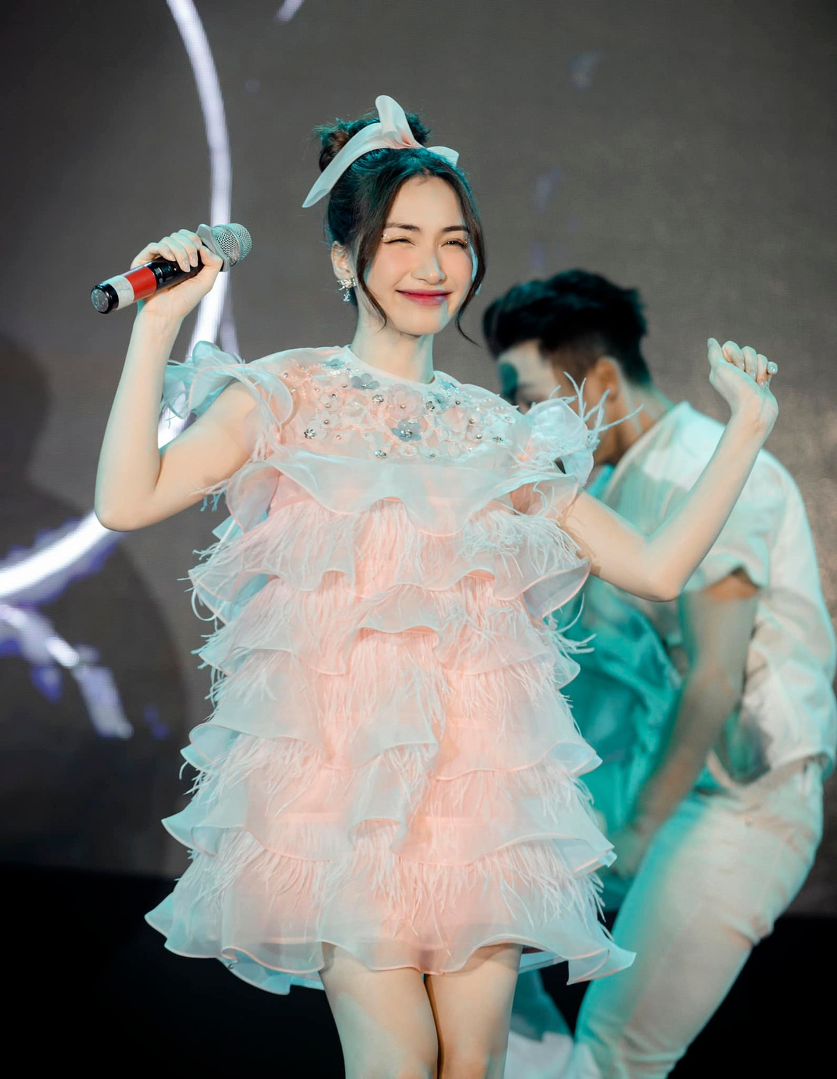 Khi được hỏi về mục đích làm việc cật lực, Hòa Minzy cho biết: "Khi Hòa kiếm được nhiều tiền hơn so với ngày xưa thì Hòa làm được nhiều chuyện, và các việc làm có ích cho xã hội. Hòa có thể báo hiếu bố mẹ, chăm sóc con cái..." Ảnh: FBNV