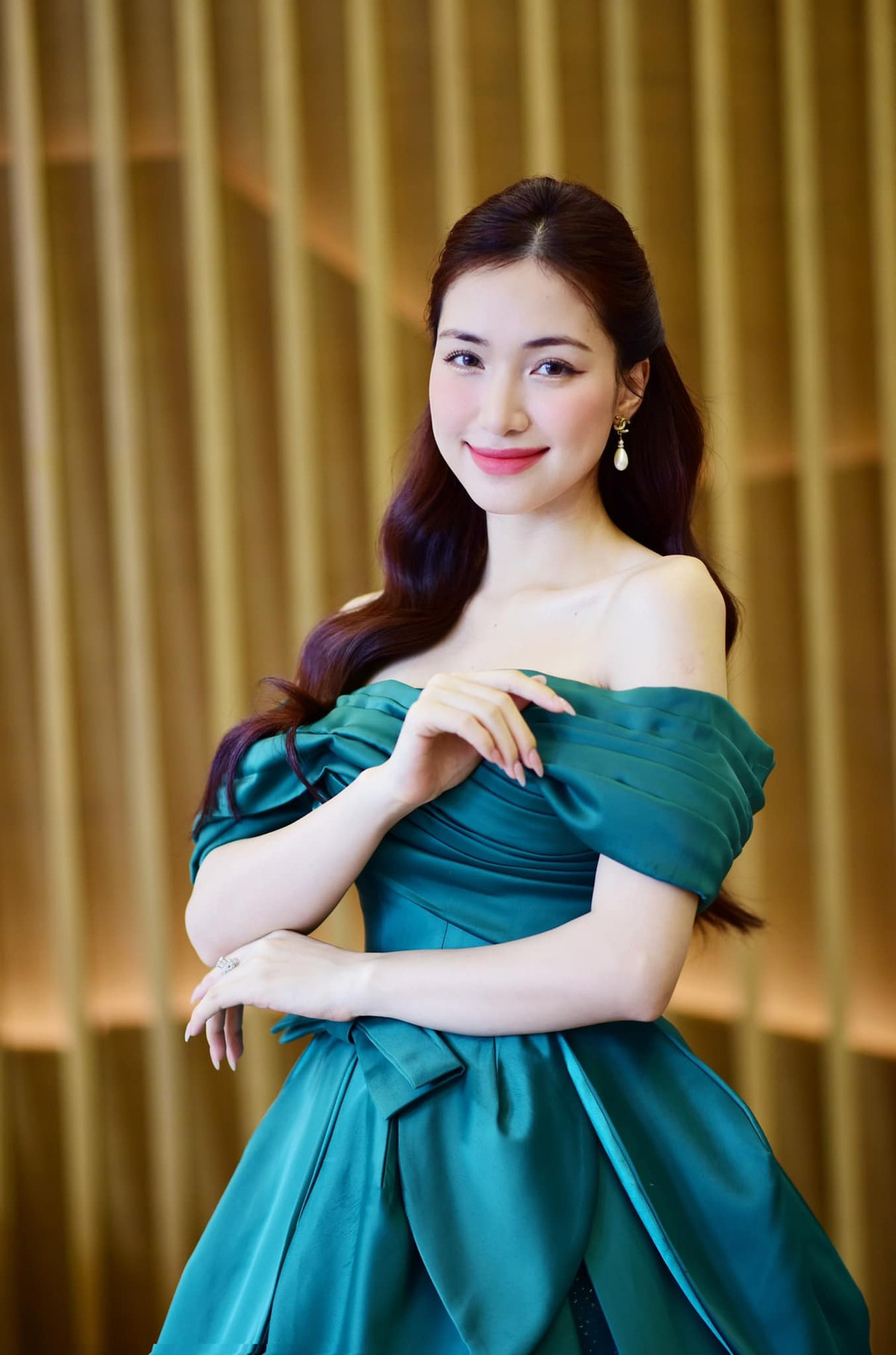 Thời gian gần đây, Hoà Minzy không chỉ xuất hiện trên sân khấu, các gameshow truyền hình, mà còn "chiếm sóng" livestream bán hàng. Ảnh: FBNV