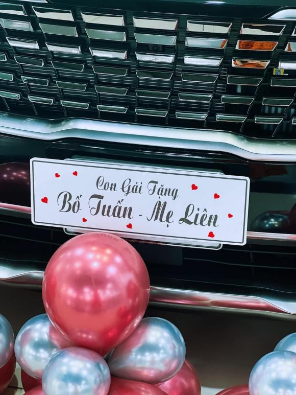 Tháng 10/2022, Hòa Minzy khiến khán giả trầm trồ khi tậu xế hộp tiền tỷ tặng sinh nhật mẹ. Ảnh: FBNV