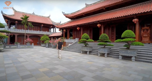 Toàn bộ khuôn viên gồm 4 nhà, 2 chòi và 1 hầm. Sảnh chính trước nhà có chiều rộng lên tới 30 m, thoải mái tổ chức bữa tiệc ngoài trời. Ảnh: NhaTo